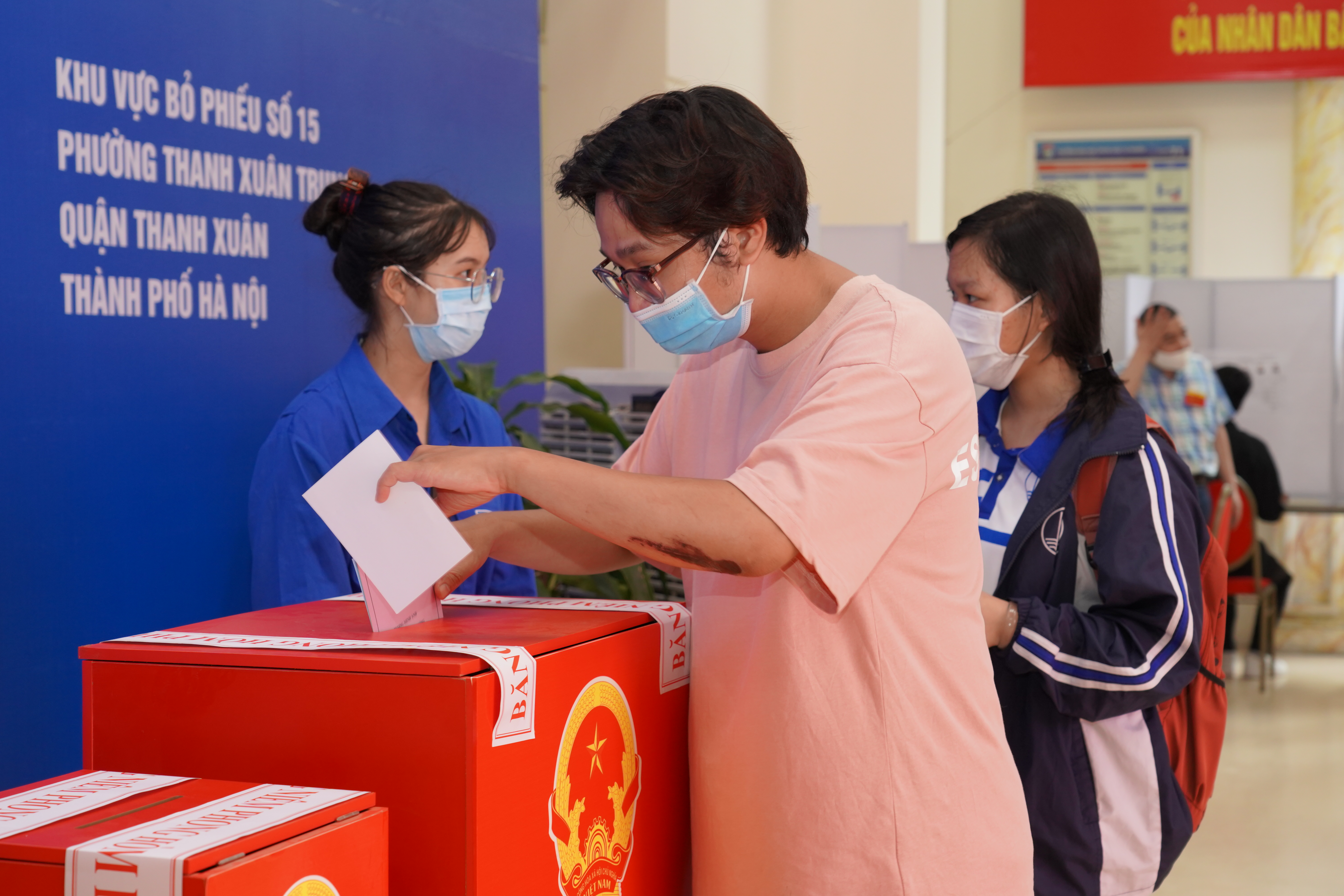 Cử tri Trường Đại học Khoa học Tự nhiên nghiêm túc thực hiện nhiệm vụ chính trị trong ngày hội toàn dân 23/5/2021