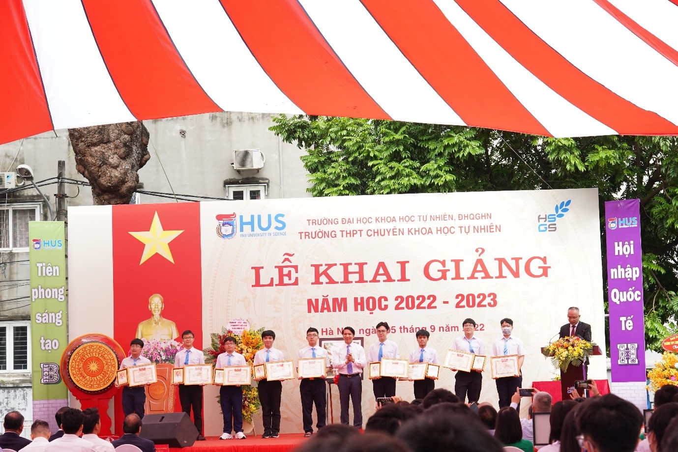 Chủ tịch nước Nguyễn Xuân Phúc đánh trống khai giảng năm học mới 2022 - 2023 tại Trường THPT Chuyên Khoa học Tự nhiên