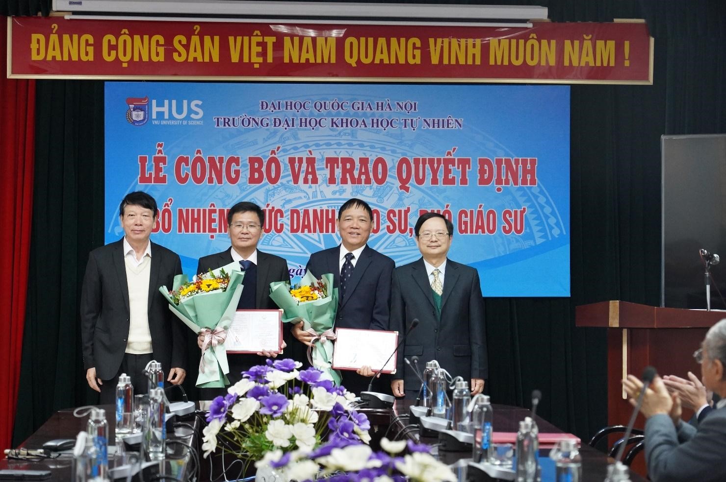 Trường ĐHKHTN trao quyết định bổ nhiệm chức danh Giáo sư, Phó giáo sư năm 2023
